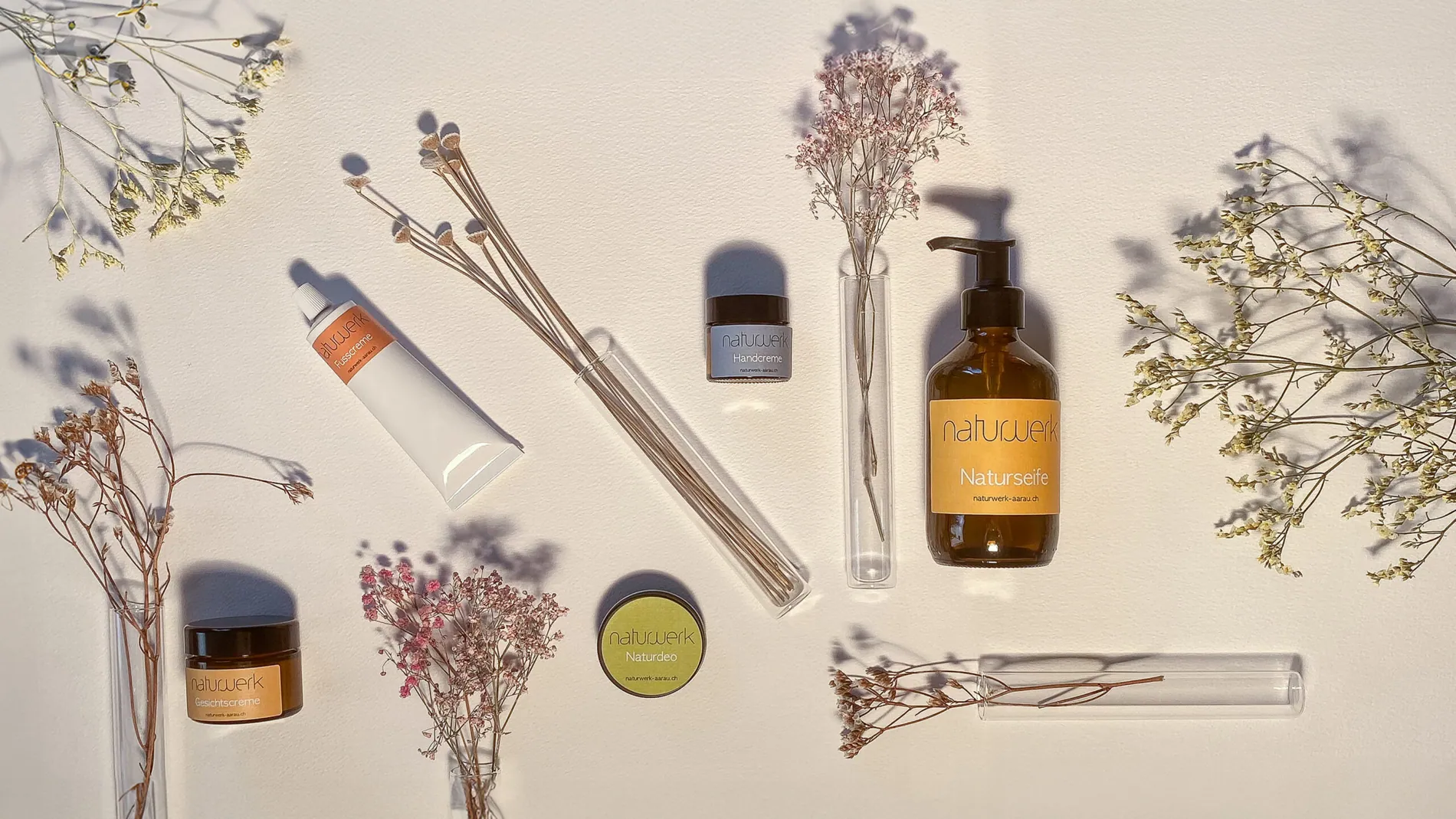 Naturkosmetik mit getrockneten Blüten und Kräutern